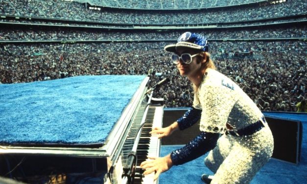 La verdadera presentación de Elton en traje de béisbol