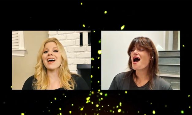 Idina Menzel y Megan Hilty cantan For Good